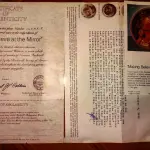 01 RARO PRATO PARA AMANTES E COLECIONADORES DE NORMAN ROCKWELL! ESTE É UM PRATO COLECIONÁVEL DE PORCELANA VINTAGE DE EDIÇÃO LIMITADA. "MAKING BELIEVE AT THE MIRROR" É A QUARTA PLACA DA COLEÇÃO DE EDIÇÃO LIMITADA INTITULADA ROCKWELL'S REDISCOVERED WOMEN, UMA SÉRIE QUE OFERECE UMA RETROSPECTIVA ÚNICA DAS OBRAS DE NORMAN ROCKWELL. ESTA OBRA É OFICIALMENTE CERTIFICADA PELA ROCKWELL SOCIETY OF AMERICA. FOI ENCONTRADA EM UM ARMÁRIO DURANTE A VENDA DE UMA PROPRIEDADE, APÓS MUITOS ANOS GUARDADA.  CAIXA ORIGINAL E CERTIFICADO DE AUTENTICIDADE DA PEÇA  O PRATO MEDE 21,5 CM DE DIÂMETRO.  SUPORTE PARA PRATO NÃO INCLUÍDO NESTA VENDA. (NO ESTADO) ATENÇÃO! FAZER A VISITAÇÃO ANTES DE ARREMATAR, NÃO SABEMOS SE FUNCIONA, LEILÃO NÃO TEM GARANTIA E NEM DEVOLUÇÃO, SUJEITO A POSSÍVEIS AVARIAS VISÍVEIS/OCULTAS E/OU AUSÊNCIA DE COMPONENTES.