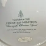 01 PRATO DE NATAL COLECIONÁVEL DA AVON CHRISTMAS MEMORIAS DE 1981, O PRIMEIRO DA SÉRIE. COMPRANDO EM LOJA DE ANTIGUIDADES NO JAPÃO. COM ACABAMENTO EM OURO 22K, APRESENTA UMA MARAVILHOSA CENA VINTAGE DE UM MENINO E UMA MENINA LEVANDO A ÁRVORE E AS PLANTAS PARA CASA PARA AS FESTAS DE FIM DE ANO. CORES E DETALHES LINDOS. EM ÓTIMO ESTADO, COM LEVE DESGASTE NA BORDA INFERIOR DO PRATO E LEVES ARRANHÕES. COM CAIXA. TEM 23 CM DE DIÂMETRO.SUPORTE PARA PRATO NÃO INCLUÍDO NESTA VENDA. (NO ESTADO) ATENÇÃO! FAZER A VISITAÇÃO ANTES DE ARREMATAR, NÃO SABEMOS SE FUNCIONA, LEILÃO NÃO TEM GARANTIA E NEM DEVOLUÇÃO, SUJEITO A POSSÍVEIS AVARIAS VISÍVEIS/OCULTAS E/OU AUSÊNCIA DE COMPONENTES.