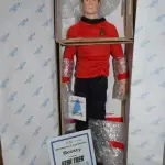 01 BONECO DE COLEÇÃO HAMILTON RJ ERNST STAR TREK SULU DOLL 1988 MIB. (NO ESTADO) ATENÇÃO! FAZER A VISITAÇÃO ANTES DE ARREMATAR, NÃO SABEMOS SE FUNCIONA, LEILÃO NÃO TEM GARANTIA E NEM DEVOLUÇÃO, SUJEITO A POSSÍVEIS AVARIAS VISÍVEIS/OCULTAS E/OU AUSÊNCIA DE COMPONENTES.