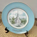 01 LINDO PRATO DE NATAL DA SÉRIE AVON CHRISTMAS PLATE  PRATO DE COLECIONADOR FEITO NA INGLATERRA POR ENOCH WEDGWOOD CHRISTMAS SERIES 2ª EDIÇÃO  SÉRIE COUNTRY CHURCH 2ª EDIÇÃO 1974 VINTAGE. (TUNSTALL) EM 1980.COM 21,5 CM DE DIÂMETRO COM DOIS ANÉIS DE OURO 22K . ITEM COMPRADO EM GARAGENS DE ANTIGUIDADES NOS EUA." ITEM COMPRADO EM GARAGENS DE ANTIGUIDADES NOS EUA.SUPORTE PARA PRATO NÃO INCLUÍDO NESTA VENDA. (NO ESTADO) ATENÇÃO! FAZER A VISITAÇÃO ANTES DE ARREMATAR, NÃO SABEMOS SE FUNCIONA, LEILÃO NÃO TEM GARANTIA E NEM DEVOLUÇÃO, SUJEITO A POSSÍVEIS AVARIAS VISÍVEIS/OCULTAS E/OU AUSÊNCIA DE COMPONENTES.