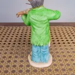 01 ESTATUETA DE PALHAÇO DE CERÂMICA VINTAGE DA COLEÇÃO FLAMBRO DE EMMETT KELLY JR. PAÍS/REGIÃO DE FABRICAÇÃO TAIWAN. ESTA ESTATUETA DO EMMETT KELLY JR. APRESENTA UM PALHAÇO EMMETT KELLY JR. PALHAÇO  TOCANDO VIOLINO ORIGINAL. EXCELENTE ESTADO, SEM LASCAS, RACHADURAS EM ÓTIMO ESTADO PEÇA RARA ITEM LANÇADOS ANOS 90 NOS EUA  CM DE ALTURA E UMA BASE DE 15 ​​CM. COM  SUA ASSINATURA NA PARTE INFERIOR JUNTO COM "EXCLUSIVAMENTE DA FLAMBRO EMPRESA FAMOSA NOS EUA DECADA DE 90, COMPRADAS EM LOJAS DE ANTIGUIDADES DOS EUA. (NO ESTADO) ATENÇÃO! FAZER A VISITAÇÃO ANTES DE ARREMATAR, NÃO SABEMOS SE FUNCIONA, LEILÃO NÃO TEM GARANTIA E NEM DEVOLUÇÃO, SUJEITO A POSSÍVEIS AVARIAS VISÍVEIS/OCULTAS E/OU AUSÊNCIA DE COMPONENTES.