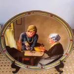 01 PRATO DE COLECIONADOR NORMAN ROCKWELL "A FAMILY'S FULL MEASURE" NUMERADO 1918 D TERCEIRA EDIÇÃO DA SÉRIE "O SONHO AMERICANO DE ROCKWELL" PINTADA A MÃO PELO PRÓPRIO ARTISTAS EDIÇÃO LIMITADA, FABRICADO NA CHINA FINE KNOWLES EM UMA EDIÇÃO LIMITADA A 150 DIAS DE QUEIMA, CARIMBO DE AUTENTICAÇÃO CERTIFICADO IMPRESSO DE AUTENTICAÇÃO. DIÂMETRO 21 CM. PRATO EM CAIXA COM CERTIFICADO, DE AUTENTICIDADE. E UM ÓTIMO COMPLEMENTO PARA QUALQUER COLEÇÃO. O PRATO FOI FABRICADO NOS ESTADOS UNIDOS NA DÉCADA DE 1985 E É CONSIDERADO UM ITEM VINTAGE. ALÉM DE SUA IMPORTÂNCIA CULTURAL COMO ITEM COLECIONÁVEL AMERICANO, ESTE PRATO TAMBÉM OSTENTA DIVERSAS CARACTERÍSTICAS, INCLUINDO O STATUS DE EDIÇÃO LIMITADA E A INCLUSÃO DA EMBALAGEM E DOCUMENTAÇÃO ORIGINAIS. É PERFEITO PARA QUALQUER OCASIÃO E UM ÓTIMO PRESENTE PARA QUALQUER COLECIONADOR OU ENTUSIASTA.O SUPORTE DO PRATO NÃO ESTÁ INCLUÍDO. (NO ESTADO) ATENÇÃO! FAZER A VISITAÇÃO ANTES DE ARREMATAR, NÃO SABEMOS SE FUNCIONA, LEILÃO NÃO TEM GARANTIA E NEM DEVOLUÇÃO, SUJEITO A POSSÍVEIS AVARIAS VISÍVEIS/OCULTAS E/OU AUSÊNCIA DE COMPONENTES.