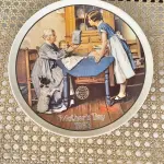01 RARO PRATO DE "1983 ADD TWO CUPS AND A MEASURE OF LOVE - COLLECTIBLE PORCELAIN PLATE", DE NORMAN ROCKWELL! FABRICADO PELA KNOWLES, A MARCA MAIS ANTIGA DA AMÉRICA EM PORCELANA FINA. MEDE APROXIMADAMENTE 21,5 CM DE DIÂMETRO.NO VERSO DO PRATO ESTÁ ESCRITO: "DA PRIMEIRA EDIÇÃO LIMITADA, 'ADD TWO CUPS AND A MEASURE OF LOVE', DE NORMAN ROCKWELL. O OITAVO DE UMA SÉRIE ANUAL PARA O DIA DAS MÃES. COM CERTIFICADO DE ALTENCIDADE PELA ROCKWELL SOCIETY OF AMERICA. FEITO EM EDIÇÃO LIMITADA, PERMANENTEMENTE FECHADO EM 8 DE MAIO DE 1983, POR KNOWLES.ITEM COMPRADO EM GAREGEM DE ANTIGUIDADES NOS EUA.SUPORTE PARA PRATO NÃO INCLUÍDO NESTA VENDA. (NO ESTADO) ATENÇÃO! FAZER A VISITAÇÃO ANTES DE ARREMATAR, NÃO SABEMOS SE FUNCIONA, LEILÃO NÃO TEM GARANTIA E NEM DEVOLUÇÃO, SUJEITO A POSSÍVEIS AVARIAS VISÍVEIS/OCULTAS E/OU AUSÊNCIA DE COMPONENTES.