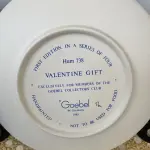 01 RARO PRATO DE PORCELANA LINDAMENTE TRABALHADO DA FAMOSA M.J. HUMMEL GOEBEL APRESENTA UM FORMATO REDONDO E DESIGN MULTICOLORIDO, PERFEITO PARA TODAS AS OCASIÕES E ESTILOS DE DECORAÇÃO. É UM ITEM DE COLECIONADOR DA PRIMEIRA  EDIÇÃO DO PRATO VALENTINE GIFT, GRAVADO COM DETALHES INTRINCADOS E FABRICADO NA ALEMANHA NA DÉCADA DE 1980.PEÇA ÚNICA DA CULTURA ALEMÃ E VEM DA FRANQUIA GOEBEL, UMA MARCA RENOMADA NO SETOR DE COLECIONÁVEIS DECORATIVOS. LANÇADA SOMENTE PARA MEMBROS DO CLUBE DE COLECIONADORES GOEBEL. ITEM COMPRADO EM GARAGENS DE ANTIGUIDADES NOS EUA. OS ORIGINAIS OS PREÇO EM OUTROS PAÍSES  E DE 200 A 500 DÓLARES POR PEÇA VEJA NA FOTO .SUPORTE PARA PRATO NÃO INCLUÍDO NESTA VENDA. (NO ESTADO) ATENÇÃO! FAZER A VISITAÇÃO ANTES DE ARREMATAR, NÃO SABEMOS SE FUNCIONA, LEILÃO NÃO TEM GARANTIA E NEM DEVOLUÇÃO, SUJEITO A POSSÍVEIS AVARIAS VISÍVEIS/OCULTAS E/OU AUSÊNCIA DE COMPONENTES.