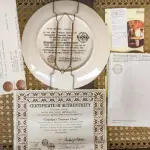 01 BELO PRATO DE COLECIONADOR DE NORMAN ROCKWELL APRESENTA O ICÔNICO DESIGN "LIGHT CAMPAIGN", EM PORCELANA MULTICOLORIDA. COM 21,5 CM DE DIÂMETRO,  É UM COMPLEMENTO PERFEITO PARA QUALQUER COLEÇÃO. O PRATO FOI PRODUZIDO NOS ESTADOS UNIDOS NO FINAL DO SÉCULO XX, ESPECIFICAMENTE EM 1981,O PRATO É UMA ÓTIMA REPRESENTAÇÃO DA CULTURA E HISTÓRIA AMERICANA E SERIA UM PRESENTE PERFEITO PARA QUALQUER COLECIONADOR OU APRECIADOR DA OBRA DE NORMAN ROCKWELL. COM CERTIFICADO DE AUTENTICIDADE. ITEM COMPRADO E GARAGENS DE ANTIGUIDADES NOS EUA.SUPORTE PARA PRATO NÃO INCLUÍDO NESTA VENDA. (NO ESTADO) ATENÇÃO! FAZER A VISITAÇÃO ANTES DE ARREMATAR, NÃO SABEMOS SE FUNCIONA, LEILÃO NÃO TEM GARANTIA E NEM DEVOLUÇÃO, SUJEITO A POSSÍVEIS AVARIAS VISÍVEIS/OCULTAS E/OU AUSÊNCIA DE COMPONENTES.