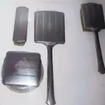 01 CONJUNTO DE ESCOVA DE CABELO VINTAGE GUARDADO DÉCADA DE 80  COMPRADOS EM GARAGEM DE ANTIGUIDADES DOS EUA, ESPELHO COM 36 CM DE ALT.ESCOVA 27 CM,ESCOVA MENOR 16 CM. . (NO ESTADO) ATENÇÃO! FAZER A VISITAÇÃO ANTES DE ARREMATAR, NÃO SABEMOS SE FUNCIONA, LEILÃO NÃO TEM GARANTIA E NEM DEVOLUÇÃO, SUJEITO A POSSÍVEIS AVARIAS VISÍVEIS/OCULTAS E/OU AUSÊNCIA DE COMPONENTES.