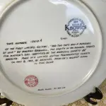 01 RARO PRATO DE "1983 ADD TWO CUPS AND A MEASURE OF LOVE - COLLECTIBLE PORCELAIN PLATE", DE NORMAN ROCKWELL! FABRICADO PELA KNOWLES, A MARCA MAIS ANTIGA DA AMÉRICA EM PORCELANA FINA. MEDE APROXIMADAMENTE 21,5 CM DE DIÂMETRO.NO VERSO DO PRATO ESTÁ ESCRITO: "DA PRIMEIRA EDIÇÃO LIMITADA, 'ADD TWO CUPS AND A MEASURE OF LOVE', DE NORMAN ROCKWELL. O OITAVO DE UMA SÉRIE ANUAL PARA O DIA DAS MÃES. COM CERTIFICADO DE ALTENCIDADE PELA ROCKWELL SOCIETY OF AMERICA. FEITO EM EDIÇÃO LIMITADA, PERMANENTEMENTE FECHADO EM 8 DE MAIO DE 1983, POR KNOWLES.ITEM COMPRADO EM GAREGEM DE ANTIGUIDADES NOS EUA.SUPORTE PARA PRATO NÃO INCLUÍDO NESTA VENDA. (NO ESTADO) ATENÇÃO! FAZER A VISITAÇÃO ANTES DE ARREMATAR, NÃO SABEMOS SE FUNCIONA, LEILÃO NÃO TEM GARANTIA E NEM DEVOLUÇÃO, SUJEITO A POSSÍVEIS AVARIAS VISÍVEIS/OCULTAS E/OU AUSÊNCIA DE COMPONENTES.