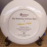 01 RARO PRATO PORCELANA FRANCISCANA DA HISTORIC PROVIDENCE MINT WORLD PREMIER FIRST EDITION, DA COLEÇAO CELEIROS AMERICANOS EM EXTINÇÃO  DE 1983, DA SÉRIE THE VANISHING AMERICAN BARN, DA HARRIS HIEN, A SEGUNDA EDIÇÃO DA SÉRIE, INTITULADA "THE LOG BARN", FOREBAY BARN". O PRATO APRESENTA UMA REPRESENTAÇÃO ÚNICA, DETALHADA E COLORIDA DE UM TIPO DE CELEIRO AMERICANO, SITUADO EM UM CENÁRIO DE FAZENDA DE DIFERENTES REGIÕES DO PAÍS, COM DETALHES DOURADOS NA BORDA. ESTAMPADAS NA PARTE INFERIOR COM O NOME DA SÉRIE, TÍTULO, ASSINATURA IMPRESSA DO ARTISTA E A MARCA THE HISTORIC PROVIDENCE MINT, E MEDEM APROXIMADAMENTE 21,8 CM DE DIÂMETRO. EM EXCELENTE ESTADO, POSSUI A CAIXA ORIGINAL E OS DOCUMENTOS.O SUPORTE DO PRATO NÃO ESTÁ INCLUÍDO. (NO ESTADO) ATENÇÃO! FAZER A VISITAÇÃO ANTES DE ARREMATAR, NÃO SABEMOS SE FUNCIONA, LEILÃO NÃO TEM GARANTIA E NEM DEVOLUÇÃO, SUJEITO A POSSÍVEIS AVARIAS VISÍVEIS/OCULTAS E/OU AUSÊNCIA DE COMPONENTES.