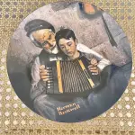01 RARO PRATO VINTAGE DE COLECIONADOR APRESENTA A ICÔNICA PINTURA DE NORMAN ROCKWELL, "THE MUSIC MAKER". COM 21 CM DE DIÂMETRO, E É FEITO DE PORCELANA. O PRATO FAZ PARTE DA FRANQUIA "KNOWLES" DE EDIÇÃO LIMITADA E PERTENCE À LINHA DE PRODUTOS "EARLY AMERICAN PRESCUT/EAPC".O PRATO É DECORADO COM UM PADRÃO RÚSTICO E APRESENTA UMA IMAGEM COLORIDA DE UM HOMEM TOCANDO UM INSTRUMENTO MUSICAL. FOI PRODUZIDO COM A TÉCNICA DE CERÂMICA E FABRICADO NOS ESTADOS UNIDOS NO FINAL DO SÉCULO XX (1970-1999). ESTE PRATO DECORATIVO É PERFEITO PARA TODAS AS OCASIÕES E SERIA UM ÓTIMO COMPLEMENTO PARA QUALQUER COLEÇÃO. NÚMERO DA PLACA: 20755I.COMPRADAS EM LOJAS DE ANTIGUIDADES DOS EUA.O SUPORTE DO PRATO NÃO ESTÁ INCLUÍDO.