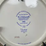 01 RARO E DIFERENCIADO  PRATO DE EDIÇÃO DE  ANIVERSÁRIO DE GOEBEL M.J. HUMMEL, 1980, "SPRING DANCE", 25 CM - PERFEITO, NA CAIXA ORIGINAL. E COM SEUS FOLHETOS ORIGINAIS ESTE FOI FABRICADO NA ALEMANHA OCIDENTAL. O PRATO TEM 25 CM DE DIÂMETRO E ESTÁ EM PERFEITAS CONDIÇÕES. GUARDADOS HÁ ANOS. ITEM COMPRADO E GARAGENS DE ANTIGUIDADES NOS EUA. SUPORTE PARA PRATO NÃO INCLUÍDO NESTA VENDA. (NO ESTADO) ATENÇÃO! FAZER A VISITAÇÃO ANTES DE ARREMATAR, NÃO SABEMOS SE FUNCIONA, LEILÃO NÃO TEM GARANTIA E NEM DEVOLUÇÃO, SUJEITO A POSSÍVEIS AVARIAS VISÍVEIS/OCULTAS E/OU AUSÊNCIA DE COMPONENTES.