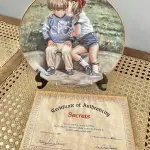 01 RARO PRATO  DECORATIVO "SECRETS" DA ARTISTA  LUCELLE RAAD, COM 22 CM DE DIAMETRO NASCIDA GRÃ-BRETANHA EDIÇÃO LIMITADA APENAS 12,500 OBRAS LANÇADAS , PRODUZIDA PELA MODERN CONCEPTS LTD.EM 1983 PEÇA RARA COMPRADA EM GAREGEM DE ANTIGOS NOS EUA.SUPORTE PARA PRATO NÃO INCLUÍDO NESTA VENDA.    VEJA NAS FOTOS PREÇOS DELE EM OUTROS PAISES PRATOS MUITOS RAROS. (NO ESTADO) ATENÇÃO! FAZER A VISITAÇÃO ANTES DE ARREMATAR, NÃO SABEMOS SE FUNCIONA, LEILÃO NÃO TEM GARANTIA E NEM DEVOLUÇÃO, SUJEITO A POSSÍVEIS AVARIAS VISÍVEIS/OCULTAS E/OU AUSÊNCIA DE COMPONENTES.