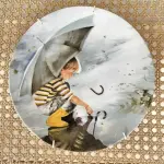 01 PRATO DE COLECIONADOR DE EDIÇÃO LIMITADA DA COLEÇÃO "MARAVILHAS DA INFÂNCIA", INTITULADO "TOCANDO O CÉU",APRESENTA UMA IMAGEM ENCANTADORA DE UM MENINO SEGURANDO UM GUARDA-CHUVA APÓS A CHUVA. O PRATO É FEITO DE PORCELANA FINA E APRESENTA UM DESIGN MULTICOLORIDO E COLORIDO. FOI FABRICADO EM 1982 PELA PEMBERTON & OAKES E É PERFEITO PARA QUALQUER COLECIONADOR OU FÃ DE ITENS RAROS E PRIMEIRO PRATO  DA COLEÇÃO DE PRATOS "MARAVILHAS DA INFÂNCIA". POR DONALD ZOLAN. COM CERTIFICADO DE AUTENTICIDADE ITEM COMPRADO EM GARAGEM DE ANTIGUIDADES DOS EUA.SUPORTE PARA PRATO NÃO INCLUÍDO NESTA VENDA. (NO ESTADO) ATENÇÃO! FAZER A VISITAÇÃO ANTES DE ARREMATAR, NÃO SABEMOS SE FUNCIONA, LEILÃO NÃO TEM GARANTIA E NEM DEVOLUÇÃO, SUJEITO A POSSÍVEIS AVARIAS VISÍVEIS/OCULTAS E/OU AUSÊNCIA DE COMPONENTES.