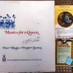 01 RARO PRATO DE COLECIONADOR LYNN LUPETTI MAGIC PEOPLE FANTASY FESTIVAL É UMA ADIÇÃO VIBRANTE A QUALQUER COLEÇÃO, COM 26 CM DE DIÂMETRO. PRATO APRESENTA UM PADRÃO LÚDICO DE UM MENINO EM MEIO A UMA PAISAGEM MÁGICA E FANTÁSTICA, LINDAMENTE REPRESENTADO EM TONS DE AZUL E VERMELHO. CRIADO NOS ESTADOS UNIDOS EM 1982, ELE REMONTA AO FINAL DO SÉCULO XX, REFLETINDO A ARTE E O ESTILO DA DÉCADA DE 1980. FORAM LANÇADAS APENAS 10 MIL PEÇAS ESSE E O PRATO DE NUMERO 3638. UMA TÉCNICA DE PRODUÇÃO EM CERÂMICA ARTÍSTICA, ESTE ITEM DE COLECIONADOR FOI PROJETADO PARA SER EXIBIDO E APRECIADO EM TODAS AS OCASIÕES. O PRATO É UM TESTEMUNHO DA ESTÉTICA DA ÉPOCA, APRESENTANDO UM TEMA NOSTÁLGICO DE CRIANÇAS QUE CAPTURA A IMAGINAÇÃO E O ESPÍRITO DA ÉPOCA. SEJA VOCÊ UM COLECIONADOR EXPERIENTE OU SIMPLESMENTE UM APRECIADOR DO CHARME DE ITENS VINTAGE, ESTA PEÇA CERTAMENTE ENCANTARÁ.ITEM COMPRADO E GARAGENS DE ANTIGUIDADES NOS EUA.SUPORTE PARA PRATO NÃO INCLUÍDO NESTA VENDA. (NO ESTADO) ATENÇÃO! FAZER A VISITAÇÃO ANTES DE ARREMATAR, NÃO SABEMOS SE FUNCIONA, LEILÃO NÃO TEM GARANTIA E NEM DEVOLUÇÃO, SUJEITO A POSSÍVEIS AVARIAS VISÍVEIS/OCULTAS E/OU AUSÊNCIA DE COMPONENTES.