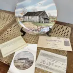 01 RARO PRATO COM O TEMA O CELEIRO AMERICANO DESAPARECIDO  PORCELANA FRANCISCANA. PEÇA  HISTÓRICA DE CELEIRO PROVIDENCE, SOUTHERN TOBACCO BARN, 1983. COM 21 CM DE DIÂMETRO EDIÇAO LIMITADA LANÇADO NOS ANOS 80. PEÇA ENCONTRADA EM UM ARMÁRIO DURANTE A VENDA DE UMA PROPRIEDADE NOS EUA APÓS MUITOS ANOS GUARDADOS.  CAIXA ORIGINAL E COM DOCUMENTOS DA PEÇA, SUPORTE PARA PRATO NÃO INCLUÍDO NESTA VENDA.
