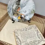 01 PRATO DE COLECIONADOR DE EDIÇÃO LIMITADA DA COLEÇÃO "MARAVILHAS DA INFÂNCIA", INTITULADO "TOCANDO O CÉU",APRESENTA UMA IMAGEM ENCANTADORA DE UM MENINO SEGURANDO UM GUARDA-CHUVA APÓS A CHUVA. O PRATO É FEITO DE PORCELANA FINA E APRESENTA UM DESIGN MULTICOLORIDO E COLORIDO. FOI FABRICADO EM 1982 PELA PEMBERTON & OAKES E É PERFEITO PARA QUALQUER COLECIONADOR OU FÃ DE ITENS RAROS E PRIMEIRO PRATO  DA COLEÇÃO DE PRATOS "MARAVILHAS DA INFÂNCIA". POR DONALD ZOLAN. COM CERTIFICADO DE AUTENTICIDADE ITEM COMPRADO EM GARAGEM DE ANTIGUIDADES DOS EUA.SUPORTE PARA PRATO NÃO INCLUÍDO NESTA VENDA. (NO ESTADO) ATENÇÃO! FAZER A VISITAÇÃO ANTES DE ARREMATAR, NÃO SABEMOS SE FUNCIONA, LEILÃO NÃO TEM GARANTIA E NEM DEVOLUÇÃO, SUJEITO A POSSÍVEIS AVARIAS VISÍVEIS/OCULTAS E/OU AUSÊNCIA DE COMPONENTES.