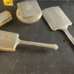 01 CONJUNTO DE ESCOVA DE CABELO VINTAGE GUARDADO DÉCADA DE 80  COMPRADOS EM GARAGEM DE ANTIGUIDADES DOS EUA, ESPELHO COM 36 CM DE ALT.ESCOVA 27 CM,ESCOVA MENOR 16 CM. . (NO ESTADO) ATENÇÃO! FAZER A VISITAÇÃO ANTES DE ARREMATAR, NÃO SABEMOS SE FUNCIONA, LEILÃO NÃO TEM GARANTIA E NEM DEVOLUÇÃO, SUJEITO A POSSÍVEIS AVARIAS VISÍVEIS/OCULTAS E/OU AUSÊNCIA DE COMPONENTES.