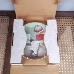 01 RARO PRATO "DAVID'S DILEMMA" "EM PORTUGUES O DILEMA DE DAVID".VINTAGE DE 1982, MOMENTOS ESPECIAIS DE LUCELLE RAAD,4ª EDIÇÃO DA SÉRIE "MOMENTOS ESPECIAIS" CONCEITOS MODERNOS DE 1984,LIMITADO A APENAS 12.500 CÓPIAS EM TODO O MUNDO Nº DO PRATO E 1834, ESTE PRATO DE COLECIONADOR DA MODERN CONCEPTS, LTD. É UMA BELA ADIÇÃO A QUALQUER COLEÇÃO. O PRATO APRESENTA UM DESIGN COLORIDO, FORMATO REDONDO E 21,5 CM DE DIÂMETRO. FOI FEITO EM PORCELANA NO FINAL DO SÉCULO XX, ESPECIFICAMENTE EM 1984. O PRATO FAZ PARTE DA SÉRIE SECRETS SPECIAL MOMENTS, CRIADA POR LUCELLE RAAD, E TEM COMO TEMA CRIANÇAS. É UM ITEM VINTAGE E FOI FABRICADO NOS ESTADOS UNIDOS. ESTE PRATO DECORATIVO DE COLECIONADOR É PERFEITO PARA TODAS AS OCASIÕES E SERIA UM ÓTIMO COMPLEMENTO PARA QUALQUER DECORAÇÃO. EM EXCELENTE ESTADO, POSSUI A CAIXA ORIGINAL CERTIFICADO DE AUTENTICIDADE E OS DOCUMENTOS. O SUPORTE DO PRATO NÃO ESTÁ INCLUÍDO. PEÇA COMPRADA EM GARAGEM DE ANTIGUIDADES NOS EUA. (NO ESTADO) ATENÇÃO! FAZER A VISITAÇÃO ANTES DE ARREMATAR, NÃO SABEMOS SE FUNCIONA, LEILÃO NÃO TEM GARANTIA E NEM DEVOLUÇÃO, SUJEITO A POSSÍVEIS AVARIAS VISÍVEIS/OCULTAS E/OU AUSÊNCIA DE COMPONENTES.