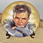 01 RARO PRATO ANOS 90, FRANK SINATRA, "THE BOBBY-SOXER DAYS", FRANKLIN MINT, PLACA DE COLECIONADOR DE EDIÇÃO LIMITADA, RARA. EXCELENTE ESTADO. PEÇA DE COLECIONADOR DE EXPOSIÇÃO MUITO LEGAL DO LENDÁRIO CANTOR!! "THE VOICE" NÚMERO DA PLACA: 5633 COM 21 CM DE DIÂMETRO. ITEM COMPRADO EM GARAGENS DE ANTIGUIDADES NOS EUA. SUPORTE PARA PRATO NÃO INCLUÍDO NESTA VENDA.