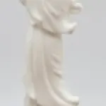 01 ESTÁTUA DE PORCELANA CHINESA BLANC DE CHINE VINTAGE 1900-1940 19 CM DE ALT. COMPRADA EM GARAGEM DOS EUA SUPER CONSERVADA PEÇA GUARDADA A ANOS. (NO ESTADO) ATENÇÃO! FAZER A VISITAÇÃO ANTES DE ARREMATAR, NÃO SABEMOS SE FUNCIONA, LEILÃO NÃO TEM GARANTIA E NEM DEVOLUÇÃO, SUJEITO A POSSÍVEIS AVARIAS VISÍVEIS/OCULTAS E/OU AUSÊNCIA DE COMPONENTES.