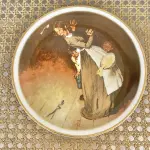 01 BELO PRATO NORMAN ROCKWELL COM 20 CM DE DIÂMETRO APRESENTA A ICÔNICA OBRA DE ARTE DE NORMAN ROCKWELL HUCK FINN SÉRIE 4 "A FUGA DA SERPENTE "NORMAN ROCKWELL DAVE GROSSMAN DESIGN INC. PORCELANA FINA FABRICADO NO JAPÃO NA DÉCADA DE 80 QUARTO DE UMA SÉRIE DE 4EDIÇÃO LIMITADA DE 1981, COM LANÇAMENTO NA ÉPOCA DE APENAS 10.000 EXEMPLARES, PEÇA COMPRADA EM GARAGEM DE ANTIGUIDADES NOS EUA. SUPORTE PARA PRATO NÃO INCLUÍDO NESTA VENDA. (NO ESTADO) ATENÇÃO! FAZER A VISITAÇÃO ANTES DE ARREMATAR, NÃO SABEMOS SE FUNCIONA, LEILÃO NÃO TEM GARANTIA E NEM DEVOLUÇÃO, SUJEITO A POSSÍVEIS AVARIAS VISÍVEIS/OCULTAS E/OU AUSÊNCIA DE COMPONENTES.