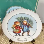 01 PRATO DE NATAL COLECIONÁVEL DA AVON CHRISTMAS MEMORIAS DE 1981, O PRIMEIRO DA SÉRIE. COMPRANDO EM LOJA DE ANTIGUIDADES NO JAPÃO. COM ACABAMENTO EM OURO 22K, APRESENTA UMA MARAVILHOSA CENA VINTAGE DE UM MENINO E UMA MENINA LEVANDO A ÁRVORE E AS PLANTAS PARA CASA PARA AS FESTAS DE FIM DE ANO. CORES E DETALHES LINDOS. EM ÓTIMO ESTADO, COM LEVE DESGASTE NA BORDA INFERIOR DO PRATO E LEVES ARRANHÕES. COM CAIXA. TEM 23 CM DE DIÂMETRO.SUPORTE PARA PRATO NÃO INCLUÍDO NESTA VENDA. (NO ESTADO) ATENÇÃO! FAZER A VISITAÇÃO ANTES DE ARREMATAR, NÃO SABEMOS SE FUNCIONA, LEILÃO NÃO TEM GARANTIA E NEM DEVOLUÇÃO, SUJEITO A POSSÍVEIS AVARIAS VISÍVEIS/OCULTAS E/OU AUSÊNCIA DE COMPONENTES.
