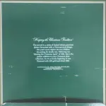 01 LINDO PRATO DE NATAL DA SÉRIE AVON COM 21 CM DE DIÂMETRO  CHRISTMAS MEMORIES, DE 1982, É UMA VERDADEIRA JOIA. COM SEU DESIGN INTRINCADO E DETALHES EM OURO 22K, É UM COMPLEMENTO PERFEITO PARA QUALQUER COLEÇÃO. O MATERIAL EM PORCELANA E A FABRICAÇÃO JAPONESA O TORNAM UM ITEM DURÁVEL E DE ALTA QUALIDADE ,COM UM LINDO TEMA NATALINO, TORNANDO-SE UMA ÓTIMA DECORAÇÃO PARA AS FESTAS DE FIM DE ANO. ESTE PRATO DE COLECIONADOR DA AVON É UM ITEM ESSENCIAL PARA QUALQUER COLECIONADOR OU FÃ DO NATAL.  FEITO EXCLUSIVAMENTE PARA A AVON PEÇA COMPRADA EM GARAGEM DE ANTIGUIDADES NOS EUA. SUPORTE PARA PRATO NÃO INCLUÍDO NESTA VENDA. (NO ESTADO) ATENÇÃO! FAZER A VISITAÇÃO ANTES DE ARREMATAR, NÃO SABEMOS SE FUNCIONA, LEILÃO NÃO TEM GARANTIA E NEM DEVOLUÇÃO, SUJEITO A POSSÍVEIS AVARIAS VISÍVEIS/OCULTAS E/OU AUSÊNCIA DE COMPONENTES.