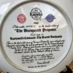 01 RARO PRATO NORMAN ROCKWELL COM 25,5 DE DIAMETRO VINTAGE DE COLECIONADOR- DÉCADA DE 1980 - BRADFORD EXCHANGE - PRATO DECORATIVO - "A PROPOSTA INESPERADA" - PRIMEIRA EDIÇÃO - ROCKWELL'S COLONIALS: THE RAREST ROCKWELLS - EDWIN KNOWLES - COLECIONÁVEL. PRATO DE NUMERO 137B NÚMERO 1920D. ESTÁ EM EXCELENTE ESTADO, COMO NOVO. A BRADFORD EXCHANGE CHAMA OS COLONIAIS DE ROCKWELL DE "OS ROCKWELLS MAIS RAROS"... "NORMAN ROCKWELL RETRATA O ESPLENDOR DA HISTÓRIA AMERICANA." BRADFORD EXCHANGE.ITEM COMPRADO EM GARAGENS DE ANTIGUIDADES NOS EUA. SUPORTE PARA PRATO NÃO INCLUÍDO NESTA VENDA. (NO ESTADO) ATENÇÃO! FAZER A VISITAÇÃO ANTES DE ARREMATAR, NÃO SABEMOS SE FUNCIONA, LEILÃO NÃO TEM GARANTIA E NEM DEVOLUÇÃO, SUJEITO A POSSÍVEIS AVARIAS VISÍVEIS/OCULTAS E/OU AUSÊNCIA DE COMPONENTES.