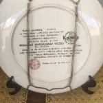 01 BELO PRATO DE COLECIONADOR DE NORMAN ROCKWELL,COMPORADO EM 27/05/1983 VINTAGE DA EDWIN M. KNOWLES, ILUSTRADO PELO ICÔNICO NORMAN ROCKWELL. LANÇADO EM 1983, FAZ PARTE DA 7ª EDIÇÃO DA COLEÇÃO ROCKWELL'S REDISCOVERED WOMEN E FOI PRODUZIDO DE FORMA LIMITADA POR 150 DIAS, COM CERTIFICAÇÃO OFICIAL COMO "STANDING IN THE DOORWAY" PELA SOCIEDADE ROCKWELL AMERICANA. DIÂMETRO: 21,5 CM EDIÇÃO LIMITADA: 7ª EDIÇÃO (1983),COM CERTIFICADO DE AUTENTICIDADE. ITEM COMPRADO E GARAGENS DE ANTIGUIDADES NOS EUA.SUPORTE PARA PRATO NÃO INCLUÍDO NESTA VENDA. (NO ESTADO) ATENÇÃO! FAZER A VISITAÇÃO ANTES DE ARREMATAR, NÃO SABEMOS SE FUNCIONA, LEILÃO NÃO TEM GARANTIA E NEM DEVOLUÇÃO, SUJEITO A POSSÍVEIS AVARIAS VISÍVEIS/OCULTAS E/OU AUSÊNCIA DE COMPONENTES.