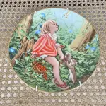 01 LINDO PRATO DE  STRATFORD/NANCY TURNER LTD PRATO ED: O MUNDO DE SUSAN - JOVEM NA FLORESTA. PRATO  DE EDIÇÃO LIMITADA EMITIDA PELA STRATFORD COLLECTION, LTD., DE 1983,CRIADA A PARTIR DE UMA OBRA DE ARTE ORIGINAL DA ARTISTA NANCY TURNER, "O MUNDO DE SUSAN", DA COLEÇÃO DE PLACAS DE EDIÇÃO LIMITADA "REAL CHILDREN". A PLACA APRESENTA UMA LINDA GAROTINHA SENTADA NA FLORESTA. ESTA PLACA DE COLECIONADOR DE EDIÇÃO LIMITADA É FEITA APENAS PARA FINS DECORATIVOS; COM 21 CM DE DIÂMETRO  Nº 542, EMITIDA EM 1983. SEGUNDA EDIÇÃO DA SÉRIE. A PLACA ESTÁ EM EXCELENTES CONDIÇÕES, COMO NOVA, SEM CORTES, RACHADURAS, TRINCAS OU REPAROS. E COM CERTIFICADO DE AUTENTICIDADE DA PEÇA  CORES LINDAS COM RIQUEZA DE DETALHES! ITEM COMPRADO E GARAGENS DE ANTIGUIDADES NOS EUA. SUPORTE PARA PRATO NÃO INCLUÍDO NESTA VENDA. (NO ESTADO) ATENÇÃO! FAZER A VISITAÇÃO ANTES DE ARREMATAR, NÃO SABEMOS SE FUNCIONA, LEILÃO NÃO TEM GARANTIA E NEM DEVOLUÇÃO, SUJEITO A POSSÍVEIS AVARIAS VISÍVEIS/OCULTAS E/OU AUSÊNCIA DE COMPONENTES.