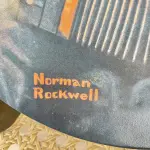 01 RARO PRATO VINTAGE DE COLECIONADOR APRESENTA A ICÔNICA PINTURA DE NORMAN ROCKWELL, "THE MUSIC MAKER". COM 21 CM DE DIÂMETRO, E É FEITO DE PORCELANA. O PRATO FAZ PARTE DA FRANQUIA "KNOWLES" DE EDIÇÃO LIMITADA E PERTENCE À LINHA DE PRODUTOS "EARLY AMERICAN PRESCUT/EAPC".O PRATO É DECORADO COM UM PADRÃO RÚSTICO E APRESENTA UMA IMAGEM COLORIDA DE UM HOMEM TOCANDO UM INSTRUMENTO MUSICAL. FOI PRODUZIDO COM A TÉCNICA DE CERÂMICA E FABRICADO NOS ESTADOS UNIDOS NO FINAL DO SÉCULO XX (1970-1999). ESTE PRATO DECORATIVO É PERFEITO PARA TODAS AS OCASIÕES E SERIA UM ÓTIMO COMPLEMENTO PARA QUALQUER COLEÇÃO. NÚMERO DA PLACA: 20755I.COMPRADAS EM LOJAS DE ANTIGUIDADES DOS EUA.O SUPORTE DO PRATO NÃO ESTÁ INCLUÍDO.