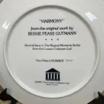 01 LINDO PRATO  "HARMONY" DA OBRA ORIGINAL DE BESSIE PEASE GUTMANN SEGUNDA EDIÇÃO DA SÉRIE THE MAGICAL MOMENTS DA CURATOR COLLECTION LTD. PRATO  NÚMERO 702L 1981 THE CURATOR COLLECTION LTD. FABRICADO NOS EUA NA DÉCADA DE 80 TAMANHO DA PLACA: 21,5 CM DE  DIÂMETRO, COM CAIXA E CERTIFICADO DE AUTENTICIDADE E TODOS OS FOLHETOS ORIGINAL DO MESMO.ITEM COMPRADO E GARAGENS DE ANTIGUIDADES NOS EUA. SUPORTE PARA PRATO NÃO INCLUÍDO NESTA VENDA. (NO ESTADO) ATENÇÃO! FAZER A VISITAÇÃO ANTES DE ARREMATAR, NÃO SABEMOS SE FUNCIONA, LEILÃO NÃO TEM GARANTIA E NEM DEVOLUÇÃO, SUJEITO A POSSÍVEIS AVARIAS VISÍVEIS/OCULTAS E/OU AUSÊNCIA DE COMPONENTES.