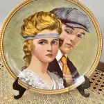01 RARO PRATO DE COLECIONADOR KNOWLES MINT DE 1983. COM 21,5 CM DE CUMPRIMENTO EDIÇÃO LIMITADA DA COLEÇÃO NORMAN ROCKWELL."MEETING ON THE PATH" "ENCONTRO NO CAMINHO", D, ROCKWELL SOCIETY NO VERSO DA PLACA. COM CERTIFICADO DE AUTENTICIDADE, EMBALAGEM ORIGINAL. LIMITADO A 100 DIAS DE PRODUÇÃO. ITEM COMPRADO EM GARAGENS DE ANTIGUIDADES NOS EUA.SUPORTE PARA PRATO NÃO INCLUÍDO NESTA VENDA. (NO ESTADO) ATENÇÃO! FAZER A VISITAÇÃO ANTES DE ARREMATAR, NÃO SABEMOS SE FUNCIONA, LEILÃO NÃO TEM GARANTIA E NEM DEVOLUÇÃO, SUJEITO A POSSÍVEIS AVARIAS VISÍVEIS/OCULTAS E/OU AUSÊNCIA DE COMPONENTES.