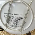 01 PRATO DE COLECIONADOR DE EDIÇÃO LIMITADA DA COLEÇÃO "MARAVILHAS DA INFÂNCIA", INTITULADO "TOCANDO O CÉU",APRESENTA UMA IMAGEM ENCANTADORA DE UM MENINO SEGURANDO UM GUARDA-CHUVA APÓS A CHUVA. O PRATO É FEITO DE PORCELANA FINA E APRESENTA UM DESIGN MULTICOLORIDO E COLORIDO. FOI FABRICADO EM 1982 PELA PEMBERTON & OAKES E É PERFEITO PARA QUALQUER COLECIONADOR OU FÃ DE ITENS RAROS E PRIMEIRO PRATO  DA COLEÇÃO DE PRATOS "MARAVILHAS DA INFÂNCIA". POR DONALD ZOLAN. COM CERTIFICADO DE AUTENTICIDADE ITEM COMPRADO EM GARAGEM DE ANTIGUIDADES DOS EUA.SUPORTE PARA PRATO NÃO INCLUÍDO NESTA VENDA. (NO ESTADO) ATENÇÃO! FAZER A VISITAÇÃO ANTES DE ARREMATAR, NÃO SABEMOS SE FUNCIONA, LEILÃO NÃO TEM GARANTIA E NEM DEVOLUÇÃO, SUJEITO A POSSÍVEIS AVARIAS VISÍVEIS/OCULTAS E/OU AUSÊNCIA DE COMPONENTES.