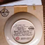 01 BELO PRATO NORMAN ROCKWELL COM 21,5 CM DE DIÂMETRO APRESENTA A ICÔNICA OBRA DE ARTE DE NORMAN ROCKWELL INTITULADA "EVENING'S EASE". FABRICADO NOS ESTADOS UNIDOS DURANTE A DÉCADA DE 1980, ESTE PRATO MULTICOLORIDO RETRATA A CENA SERENA DE UMA MULHER DESFRUTANDO DE UM MOMENTO DE PAZ EM SUA VARANDA. UMA ÓTIMA ADIÇÃO A QUALQUER COLEÇÃO DE ITENS DECORATIVOS COLECIONÁVEIS. FEITO EM UMA EDIÇÃO ESTRITAMENTE LIMITADA A 50 DIAS DE QUEIMA NOS EUA. POR KNOWLES, O NOME MAIS ANTIGO DA AMÉRICA EM FINE PORCELANA CHINA. ITEM DE COLECIONADOR, CAIXA ORIGINAL E COM CERTIFICADO DE AUTENTICIDADE. SUPORTE PARA PRATO NÃO INCLUÍDO NESTA VENDA. (NO ESTADO) ATENÇÃO! FAZER A VISITAÇÃO ANTES DE ARREMATAR, NÃO SABEMOS SE FUNCIONA, LEILÃO NÃO TEM GARANTIA E NEM DEVOLUÇÃO, SUJEITO A POSSÍVEIS AVARIAS VISÍVEIS/OCULTAS E/OU AUSÊNCIA DE COMPONENTES.