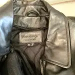 01 JAQUETA DE COURO MASCULINA DA VINTAGE LEATHER TAMANHO M COMPRADO EM LOJA NOS EUA.NO BRASIL EM EXCELENTE ESTADO. (NO ESTADO) ATENÇÃO! FAZER A VISITAÇÃO ANTES DE ARREMATAR, NÃO SABEMOS SE FUNCIONA, LEILÃO NÃO TEM GARANTIA E NEM DEVOLUÇÃO, SUJEITO A POSSÍVEIS AVARIAS VISÍVEIS/OCULTAS E/OU AUSÊNCIA DE COMPONENTES.