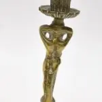 01 CASTIÇAL DE BRONZE PARA VELA, 26 DE ALTURA. (NO ESTADO) ATENÇÃO! FAZER A VISITAÇÃO ANTES DE ARREMATAR, NÃO SABEMOS SE FUNCIONA, LEILÃO NÃO TEM GARANTIA E NEM DEVOLUÇÃO, SUJEITO A POSSÍVEIS AVARIAS VISÍVEIS/OCULTAS E/OU AUSÊNCIA DE COMPONENTES.