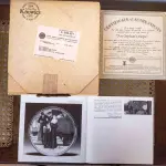 01 PRATO COLECIONÁVEL DE NORMAN ROCKWELL DE 1986 - 4545B"AN ORPHAN'S HOPE", COM CAIXA E CERTIFICADO DE AUTENTICIDADE. BRADEX Nº 84-R82-7.72ª EDIÇÃO DA SÉRIE ROCKWELL'S AMERICAN DREAM. ACOMPANHA CAIXA ORIGINAL, FOLHETO E CERTIFICADO DE AUTENTICIDADE E  UM ÓTIMO COMPLEMENTO PARA QUALQUER COLEÇÃO. O PRATO FOI FABRICADO NOS ESTADOS UNIDOS NA DÉCADA DE 1980 E É CONSIDERADO UM ITEM VINTAGE. ALÉM DE SUA IMPORTÂNCIA CULTURAL COMO ITEM COLECIONÁVEL AMERICANO, ESTE PRATO TAMBÉM OSTENTA DIVERSAS CARACTERÍSTICAS, INCLUINDO O STATUS DE EDIÇÃO LIMITADA E A INCLUSÃO DA EMBALAGEM E DOCUMENTAÇÃO ORIGINAIS. É PERFEITO PARA QUALQUER OCASIÃO E UM ÓTIMO PRESENTE PARA QUALQUER COLECIONADOR OU ENTUSIASTA.COMPRADAS EM LOJAS DE ANTIGUIDADES DOS EUA.O SUPORTE DO PRATO NÃO ESTÁ INCLUÍDO. (NO ESTADO) ATENÇÃO! FAZER A VISITAÇÃO ANTES DE ARREMATAR, NÃO SABEMOS SE FUNCIONA, LEILÃO NÃO TEM GARANTIA E NEM DEVOLUÇÃO, SUJEITO A POSSÍVEIS AVARIAS VISÍVEIS/OCULTAS E/OU AUSÊNCIA DE COMPONENTES.