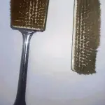 01 CONJUNTO DE ESCOVA DE CABELO VINTAGE GUARDADO DÉCADA DE 80  COMPRADOS EM GARAGEM DE ANTIGUIDADES DOS EUA, ESPELHO COM 36 CM DE ALT.ESCOVA 27 CM,ESCOVA MENOR 16 CM. . (NO ESTADO) ATENÇÃO! FAZER A VISITAÇÃO ANTES DE ARREMATAR, NÃO SABEMOS SE FUNCIONA, LEILÃO NÃO TEM GARANTIA E NEM DEVOLUÇÃO, SUJEITO A POSSÍVEIS AVARIAS VISÍVEIS/OCULTAS E/OU AUSÊNCIA DE COMPONENTES.