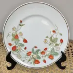 01 PRATO DE PORCELANA VINTAGE AVON MORANGO COM 6 SABONETES  DE 1978.ESTE PRATO, FEITO DE PORCELANA FINA, FOI DECORADO À MÃO COM DETALHES EM OURO 22K NO BRASIL. O PRATO TEM 19 CM DE DIÂMETRO. EXCELENTE ESTADO. ITEM RARO COMPRADO EM HARVEST HILLS NOS EUA ESTAVA GUARDADO A ANOS.SUPORTE PARA PRATO NÃO INCLUÍDO NESTA VENDA. (NO ESTADO) ATENÇÃO! FAZER A VISITAÇÃO ANTES DE ARREMATAR, NÃO SABEMOS SE FUNCIONA, LEILÃO NÃO TEM GARANTIA E NEM DEVOLUÇÃO, SUJEITO A POSSÍVEIS AVARIAS VISÍVEIS/OCULTAS E/OU AUSÊNCIA DE COMPONENTES.