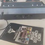 01 LINDO ATARI AMERICANO - ITEM COMPRADO EM GARAGEM DE ANTIGUIDADES NOS EUA - SUPER CONSERVADO. (NO ESTADO) ATENÇÃO! FAZER A VISITAÇÃO ANTES DE ARREMATAR, NÃO SABEMOS SE FUNCIONA, LEILÃO NÃO TEM GARANTIA E NEM DEVOLUÇÃO, SUJEITO A POSSÍVEIS AVARIAS VISÍVEIS/OCULTAS E/OU AUSÊNCIA DE COMPONENTES.