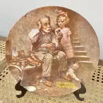 01 RARO PRATO EDIÇÃO LIMITADA AUTÊNTICA DE "THE COBBLER" DE NORMAN ROCKWELL, COM CERTIFICADO DE AUTENTICIDADE  PRATO COLECIONÁVEL COM 21 CM DE DIÂMETRO . SEGUNDO NA COLEÇÃO DE HERANÇA ROCKWELL. FEITO À MÃO EM UMA EDIÇÃO LIMITADA, FOI FECHADO PERMANENTEMENTE EM 1978 POR KNOWLES E CERTIFICADO COMO UM "TRUE ROCKWELL CLASSIC" PELA ROCKWELL SOCIETY OF AMERICA. NORMAN ROCKWELL AUTENTICADO ARTESANATO DA EDWIN M. KNOWLES CHINA CO. DE 1854.PEÇA COMPRADA EM GARAGEM DE ANTIGUIDADES NOS EUA. SUPORTE PARA PRATO NÃO INCLUÍDO NESTA VENDA. (NO ESTADO) ATENÇÃO! FAZER A VISITAÇÃO ANTES DE ARREMATAR, NÃO SABEMOS SE FUNCIONA, LEILÃO NÃO TEM GARANTIA E NEM DEVOLUÇÃO, SUJEITO A POSSÍVEIS AVARIAS VISÍVEIS/OCULTAS E/OU AUSÊNCIA DE COMPONENTES.