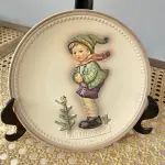 01 RARO PRATO DA COLEÇÃO VINTAGE, 1985, GOEBEL, DA SÉRIE CELEBRATION PLATE, 1989, EXCLUSIVAMENTE PARA MEMBROS DO GOEBEL COLLECTION. A GOEBEL COLLECTION  E UMA EMPRESA AMERICANA MUITO FAMOSA ESSES PRATOS ERA SOMENTE PARA MEMBROS DO CLUB CLUB. M.J. HUMMEL Nº 735 "IT'S COLD", MENINO DE CACHECOL. NA CAIXA. PRATO MEDE 15,5 CM. COMPRADO EM GARAGEM DE ANTIGUIDADES NOS EUA.SUPORTE PARA PRATO NÃO INCLUÍDO NESTA VENDA. (NO ESTADO) ATENÇÃO! FAZER A VISITAÇÃO ANTES DE ARREMATAR, NÃO SABEMOS SE FUNCIONA, LEILÃO NÃO TEM GARANTIA E NEM DEVOLUÇÃO, SUJEITO A POSSÍVEIS AVARIAS VISÍVEIS/OCULTAS E/OU AUSÊNCIA DE COMPONENTES.