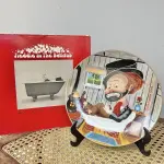 01 RARO PRATO DE COLECIONADOR DE EDIÇÃO LIMITADA APRESENTA O ICÔNICO PERSONAGEM RED SKELETON, "ASSINADO À MÃO" FREDDIE, TOMANDO BANHO EM SUA BANHEIRA. COM 21 CM DE DIÂMETRO, PEÇA  VINTAGE FOI FABRICADA NOS ESTADOS UNIDOS DURANTE A DÉCADA DE 1970 E ESTÁ EM EXCELENTES CONDIÇÕES. PERFEITA PARA QUALQUER ENTUSIASTA DO RED SKELETON, ITEM DE COLECIONADOR, ESTA PEÇA DECORATIVA ADICIONARÁ UM TOQUE DE HUMOR E NOSTALGIA A QUALQUER COLEÇÃO.  ITEM ÚNICO E DIFÍCIL DE ENCONTRAR, UNICO NOBRASIL APENAS 10 MIL PRATOS LANÇADOS NOS EUA. PRATO DE Nº 1342/10.000. ITEM COMPRADO EM GARAGEM DE ANTIGUIDADES NOS EUA.SUPORTE PARA PRATO NÃO INCLUÍDO NESTA VENDA. (NO ESTADO) ATENÇÃO! FAZER A VISITAÇÃO ANTES DE ARREMATAR, NÃO SABEMOS SE FUNCIONA, LEILÃO NÃO TEM GARANTIA E NEM DEVOLUÇÃO, SUJEITO A POSSÍVEIS AVARIAS VISÍVEIS/OCULTAS E/OU AUSÊNCIA DE COMPONENTES.