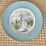 01 LINDO PRATO DE NATAL DA SÉRIE AVON CHRISTMAS PLATE  PRATO DE COLECIONADOR FEITO NA INGLATERRA POR ENOCH WEDGWOOD CHRISTMAS SERIES 2ª EDIÇÃO  SÉRIE COUNTRY CHURCH 2ª EDIÇÃO 1974 VINTAGE. (TUNSTALL) EM 1980.COM 21,5 CM DE DIÂMETRO COM DOIS ANÉIS DE OURO 22K . ITEM COMPRADO EM GARAGENS DE ANTIGUIDADES NOS EUA." ITEM COMPRADO EM GARAGENS DE ANTIGUIDADES NOS EUA.SUPORTE PARA PRATO NÃO INCLUÍDO NESTA VENDA. (NO ESTADO) ATENÇÃO! FAZER A VISITAÇÃO ANTES DE ARREMATAR, NÃO SABEMOS SE FUNCIONA, LEILÃO NÃO TEM GARANTIA E NEM DEVOLUÇÃO, SUJEITO A POSSÍVEIS AVARIAS VISÍVEIS/OCULTAS E/OU AUSÊNCIA DE COMPONENTES.