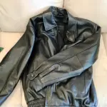 01 JAQUETA DE COURO MASCULINA DA VINTAGE LEATHER TAMANHO M COMPRADO EM LOJA NOS EUA.NO BRASIL EM EXCELENTE ESTADO. (NO ESTADO) ATENÇÃO! FAZER A VISITAÇÃO ANTES DE ARREMATAR, NÃO SABEMOS SE FUNCIONA, LEILÃO NÃO TEM GARANTIA E NEM DEVOLUÇÃO, SUJEITO A POSSÍVEIS AVARIAS VISÍVEIS/OCULTAS E/OU AUSÊNCIA DE COMPONENTES.