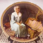 01 BELO PRATO DE COLECIONADOR DO FAMOS ARTISTA CHARLES GEHM, COM 20 CM DE DIÂMETRO RETRATA UM CONTO DE FADAS CLÁSSICO DOS IRMÃOS GRIMM, RUPELSTILZCHEN. PRODUZIDA PELA KÖNIGSZELT BAVARIA EM UMA EDIÇÃO LIMITADA EM 1981.COM O CERTIFICADO DE AUTENTICIDADE  E FOLHETOS DOS MESMO  FABRICADO NA ALEMANHA EM 1981, O PRATO APRESENTA UM ESTILO E TÉCNICA DE PRODUÇÃO EM CERÂMICA ARTÍSTICA REQUINTADA. O PRATO ESTÁ EM PERFEITAS CONDIÇÕES, PRONTO PARA SER EXIBIDO OU ADICIONADO À COLEÇÃO DE PRATOS DE QUALQUER COLECIONADOR. A ÉPOCA DO PRATO SITUA-SE NO FINAL DO SÉCULO XX, ESPECIFICAMENTE ENTRE OS ANOS DE 1970 E 1999.ITEM COMPRADO E GARAGENS DE ANTIGUIDADES NOS EUA. SUPORTE PARA PRATO NÃO INCLUÍDO NESTA VENDA. (NO ESTADO) ATENÇÃO! FAZER A VISITAÇÃO ANTES DE ARREMATAR, NÃO SABEMOS SE FUNCIONA, LEILÃO NÃO TEM GARANTIA E NEM DEVOLUÇÃO, SUJEITO A POSSÍVEIS AVARIAS VISÍVEIS/OCULTAS E/OU AUSÊNCIA DE COMPONENTES.