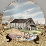 01 RARO PRATO COM O TEMA O CELEIRO AMERICANO DESAPARECIDO  PORCELANA FRANCISCANA. PEÇA  HISTÓRICA DE CELEIRO PROVIDENCE, SOUTHERN TOBACCO BARN, 1983. COM 21 CM DE DIÂMETRO EDIÇAO LIMITADA LANÇADO NOS ANOS 80. PEÇA ENCONTRADA EM UM ARMÁRIO DURANTE A VENDA DE UMA PROPRIEDADE NOS EUA APÓS MUITOS ANOS GUARDADOS.  CAIXA ORIGINAL E COM DOCUMENTOS DA PEÇA, SUPORTE PARA PRATO NÃO INCLUÍDO NESTA VENDA.