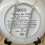 01 PRATO VINTAGE DE COLECIONADOR, POR: JOHN MCCLELLAND 1ª EDIÇÃO DA COLEÇÃO MCCLELLAND CHILDREN'S CIRCUS INTITULADO "TOMMY, O PALHAÇO", DA "COLEÇÃO DE CIRCO" RECO DA KNOWLES COLLECTOR PLATES, COM CERTIFICADO DE AUTENTICIDADE ASSINADO É UMA VERDADEIRA PEÇA AMERICANA. ESTILO ART DÉCO. FEITO DE CERÂMICA DE ALTA QUALIDADE COM 23 CM DE DIÂMETRO , É UMA PEÇA DE EDIÇÃO LIMITADA DO FINAL DO SÉCULO XX (1980-1989). ESTE PRATO É PERFEITO PARA COLECIONADORES DE ITENS COM TEMÁTICA CIRCENSE E PARA AQUELES QUE APRECIAM A ARTE DE PEÇAS VINTAGE. ITEM COMPRADO EM GARAGEM DE ANTIGUIDADES NOS EUA.SUPORTE PARA PRATO NÃO INCLUÍDO NESTA VENDA. (NO ESTADO) ATENÇÃO! FAZER A VISITAÇÃO ANTES DE ARREMATAR, NÃO SABEMOS SE FUNCIONA, LEILÃO NÃO TEM GARANTIA E NEM DEVOLUÇÃO, SUJEITO A POSSÍVEIS AVARIAS VISÍVEIS/OCULTAS E/OU AUSÊNCIA DE COMPONENTES.