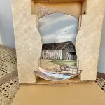 01 RARO PRATO COM O TEMA O CELEIRO AMERICANO DESAPARECIDO  PORCELANA FRANCISCANA. PEÇA  HISTÓRICA DE CELEIRO PROVIDENCE, SOUTHERN TOBACCO BARN, 1983. COM 21 CM DE DIÂMETRO EDIÇAO LIMITADA LANÇADO NOS ANOS 80. PEÇA ENCONTRADA EM UM ARMÁRIO DURANTE A VENDA DE UMA PROPRIEDADE NOS EUA APÓS MUITOS ANOS GUARDADOS.  CAIXA ORIGINAL E COM DOCUMENTOS DA PEÇA, SUPORTE PARA PRATO NÃO INCLUÍDO NESTA VENDA.