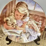 01 RARO PRATO HAMILTON "PAI NOSSO", 1ª EDIÇÃO DA ORAÇÃO DO SENHOR, PRATO DE PORCELANA FINA, COM 22 CEM DE DIÂMETRO PRATO COLACIONÁVEIS,COM CERTIFICADO DE AUNTENCIDADE E NUMERADO  MENINA COM URSO E BONECA EDIÇÃO LIMITADA UMA SÉRIE DE PRATOS DE PORCELANA FINA LIMITADA A 10 DIAS DE QUEIMA DO ESTOQUE NOS EUA EM 1986.SUPORTE PARA PRATO NÃO INCLUÍDO NESTA VENDA.VEJA NAS FOTOS PREÇOS DELE EM OUTROS PAISES PRATOS MUITOS RAROS. (NO ESTADO) ATENÇÃO! FAZER A VISITAÇÃO ANTES DE ARREMATAR, NÃO SABEMOS SE FUNCIONA, LEILÃO NÃO TEM GARANTIA E NEM DEVOLUÇÃO, SUJEITO A POSSÍVEIS AVARIAS VISÍVEIS/OCULTAS E/OU AUSÊNCIA DE COMPONENTES.